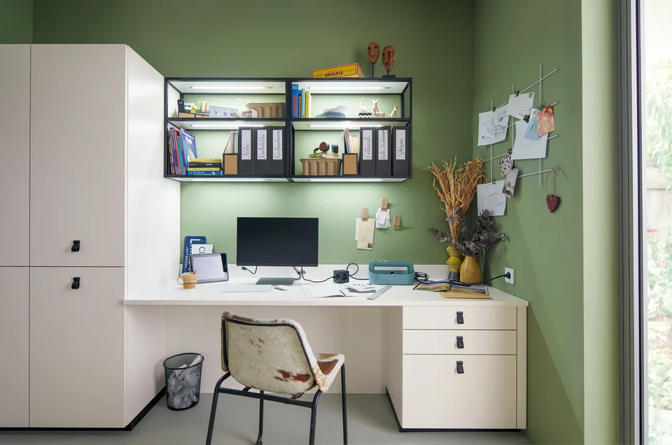 Arbeitszimmer mit Schreibtisch